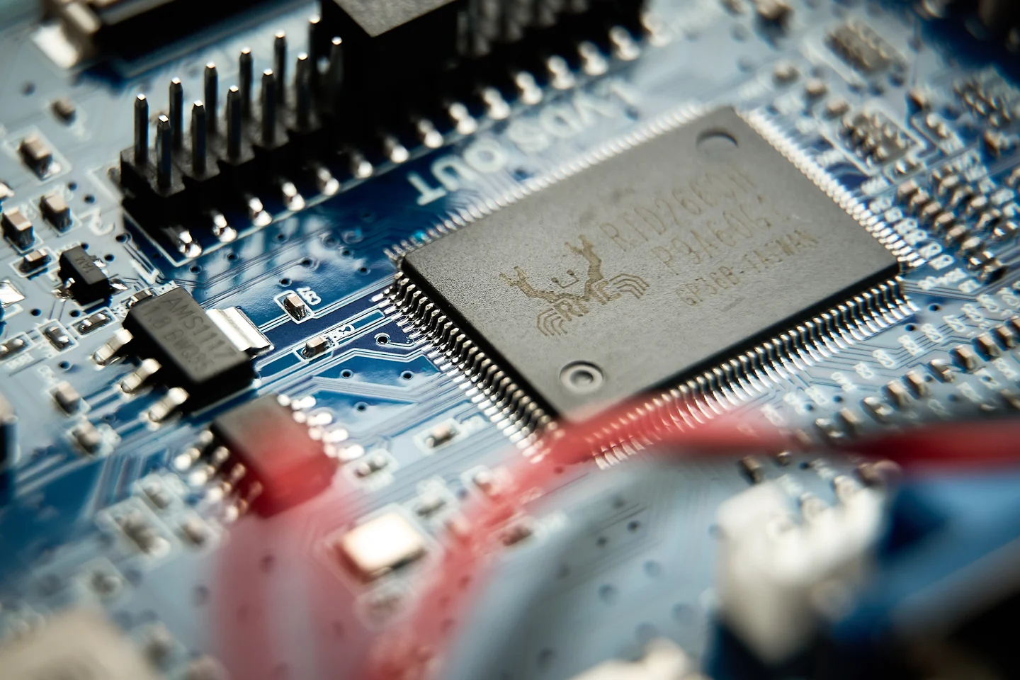 Крупный план микросхемы Realtek и компонентов на синей печатной плате